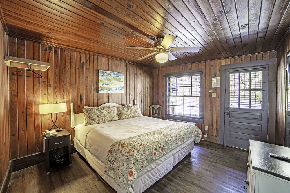 Riverside Lodge at Chimney Rock: 289 Main St, Chimney Rock, NC 28720